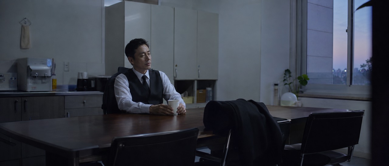 이른 새벽 장례식장 휴게실에서 짧게 쉬고 있는 피곤한 장례지도사